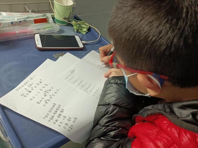 驰援手记|10岁小患者说“我好无聊!”,94年男护士主动当起了“私人家教”