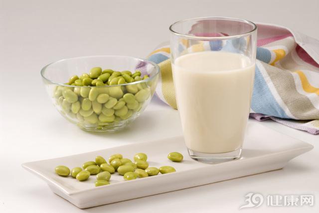 经常喝豆浆好处多多，医生提醒，4类人要“悠着点”，多喝没好处