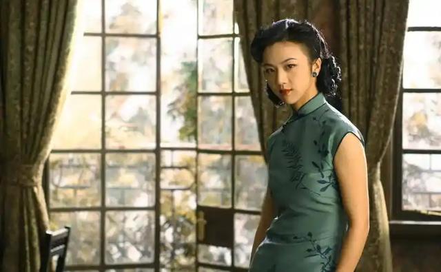 汤唯和老公金泰勇一起走红毯,金泰勇全程痴汉脸,对女神老婆傻笑