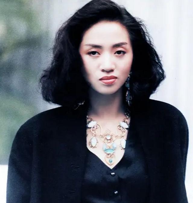 抛弃梅艳芳,和蒋勤勤分手,赵文卓为什么娶了牛小玲?