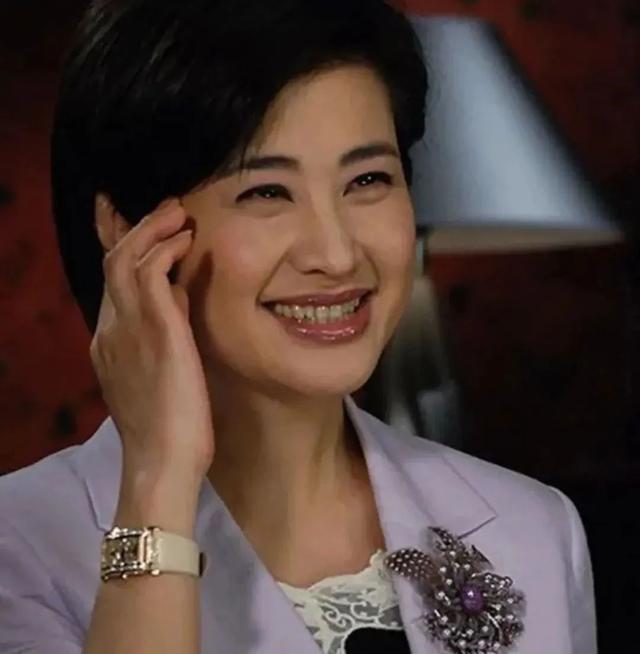 吴小莉三拒求婚终嫁大 25 岁丈夫,失散穷哥哥如今境况如何?