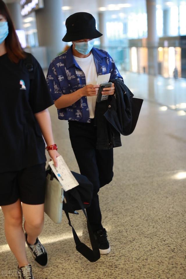 周深穿搭时髦现身,161的身高不影响才华,喜欢他的声音好多年