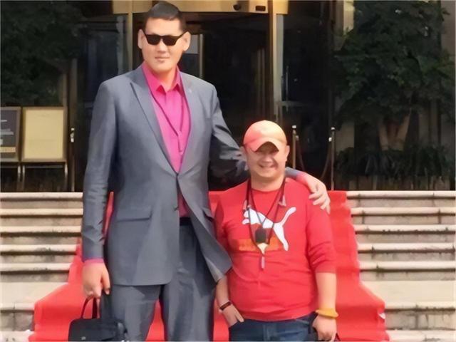 亚洲巨人张欢身高2.38米,与女星、网红传绯闻,35岁发愁没有女友