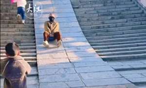 刘翔吴莎(刘翔陪妻子吴莎回老家探亲，在公园体验滑滑梯)