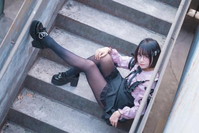 美女：可爱萝莉短发黑丝写真，眼镜是加分项目～