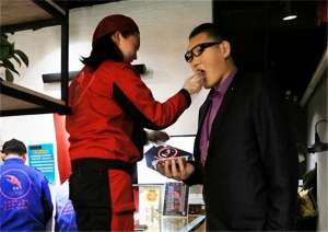 巨人张欢(亚洲巨人张欢身高238米，与女星、网红传绯闻，35岁发愁没有女友)