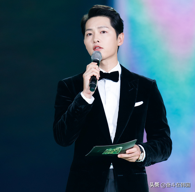 韩国MAMA爆歧视争议！演员室内享受甜点爱豆却只能停车场挨冻