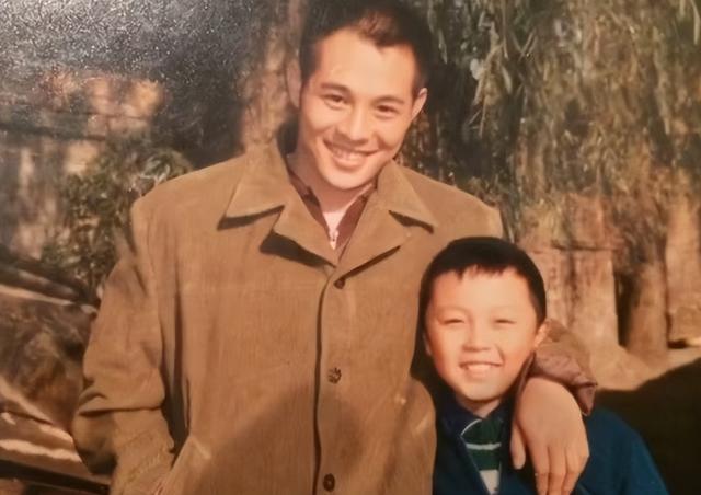 知名童星谢苗近况,为新戏疯狂健身,满头大汗胡子拉碴男人味足