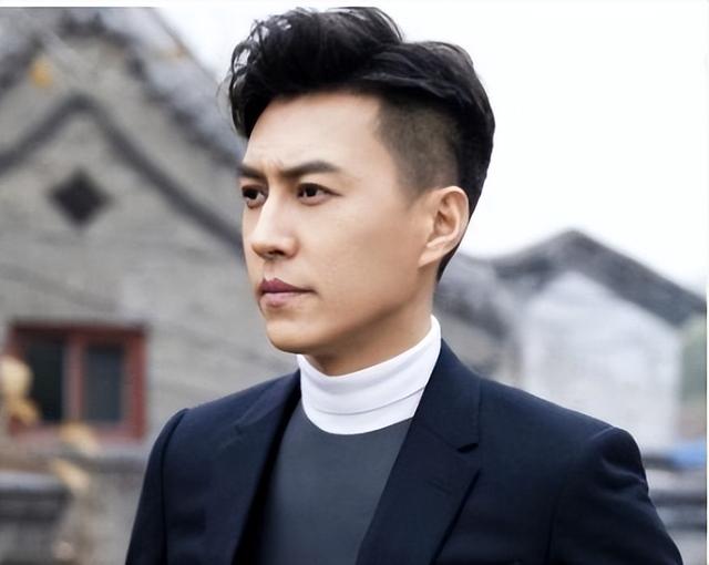 47岁靳东英国被偶遇，白头发啤酒肚又老又胖，网友：真成老干部了