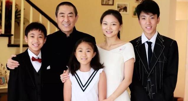 张艺谋娶陈婷很有眼光，儿子拿奖女儿出书，一家五口同框很幸福