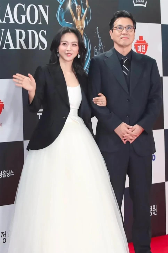 汤唯和老公金泰勇一起走红毯,金泰勇全程痴汉脸,对女神老婆傻笑