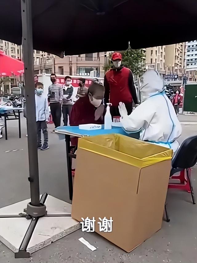“容嬷嬷”86岁排队做核酸，头发花白身姿矫健，网友称赞老当益壮