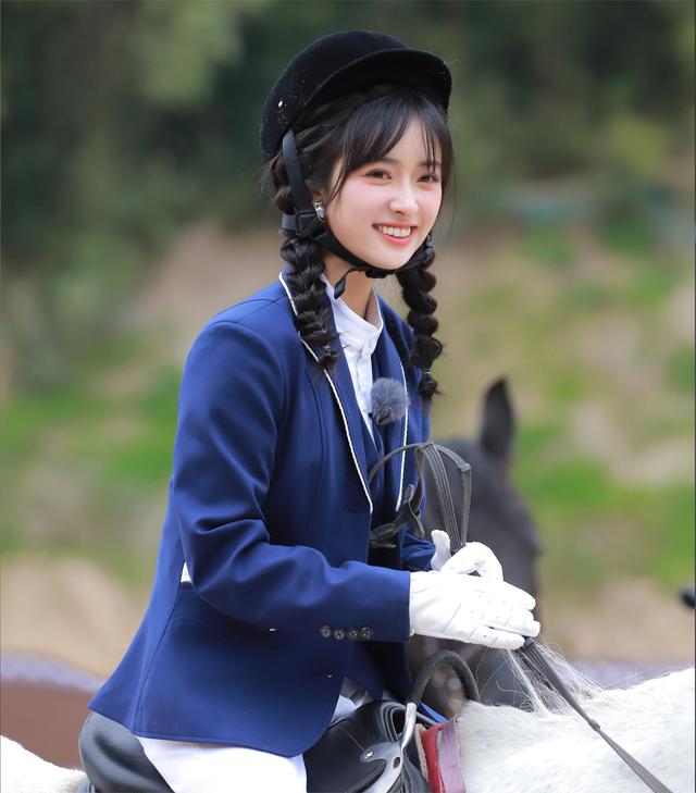 《无限超越班》中，何与已经和卢洋洋分手，这整的比恋综还修罗场