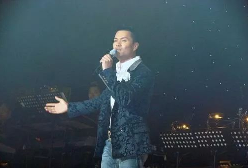 祖籍广东省湛江市廉江的香港爱国艺人吕良伟的深厚家乡情结