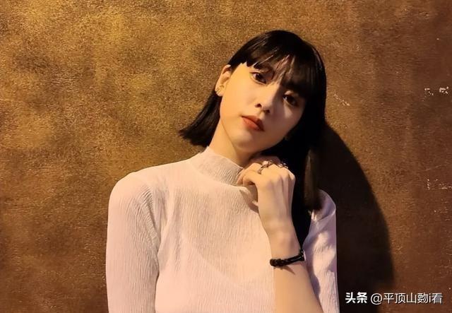 纯欲天花板三吉彩花，天使面孔魔鬼身材超A写真，只可惜是日本人