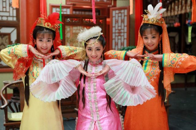 回忆杀!《新还珠》主演重聚,“小燕子紫薇含香”贴脸亲亲超有爱