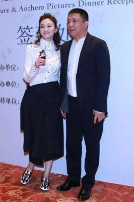 李小冉老公(李小冉携富豪老公现身酒会她穿衬衫嫩如学生，大6岁的他像爸爸)