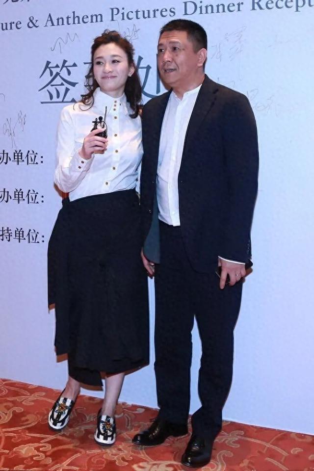 李小冉携富豪老公现身酒会!她穿衬衫嫩如学生,大6岁的他像爸爸