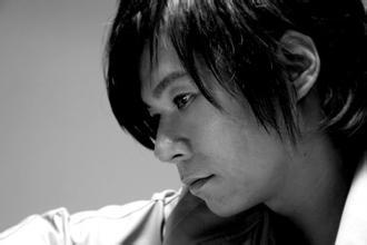 他是因热门综艺领唱进入大陆，演唱的我相信成为一时神曲，如今