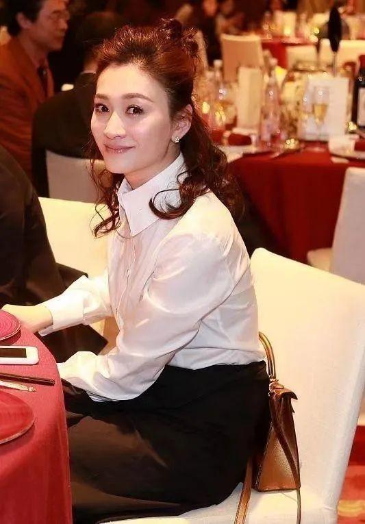 李小冉携富豪老公现身酒会!她穿衬衫嫩如学生,大6岁的他像爸爸