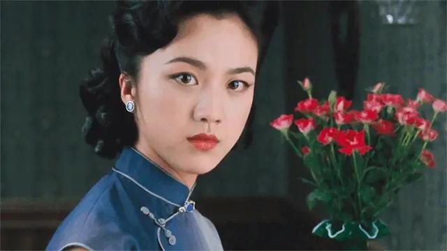 汤唯和老公金泰勇一起走红毯,金泰勇全程痴汉脸,对女神老婆傻笑