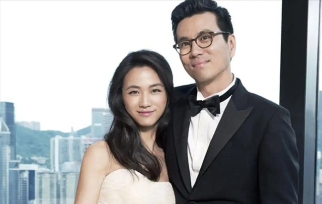 汤唯和老公金泰勇一起走红毯,金泰勇全程痴汉脸,对女神老婆傻笑