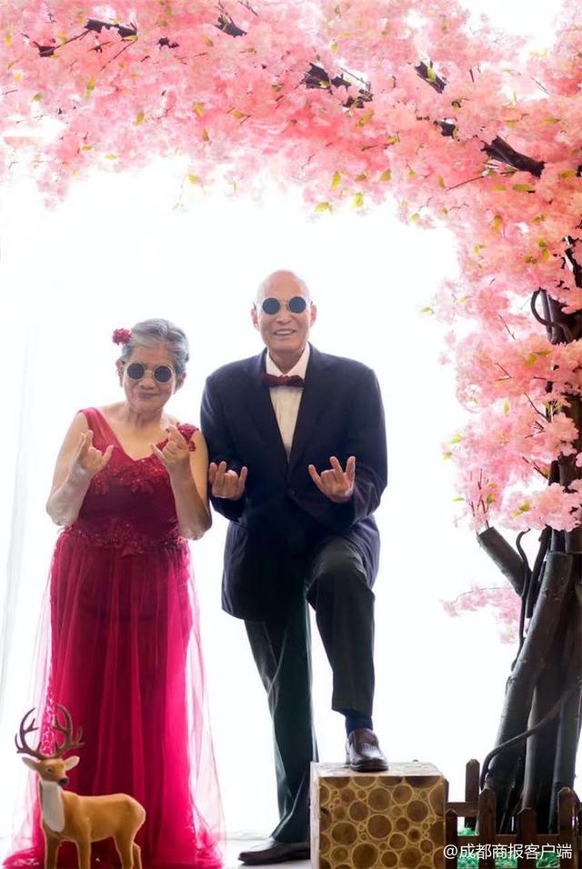 视频|超有爱!成都女孩给8旬爷爷奶奶拍迟到66年的婚纱照