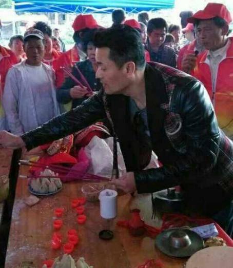 祖籍广东省湛江市廉江的香港爱国艺人吕良伟的深厚家乡情结