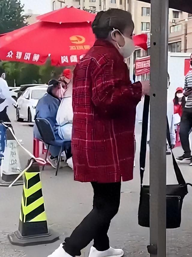 “容嬷嬷”86岁排队做核酸，头发花白身姿矫健，网友称赞老当益壮