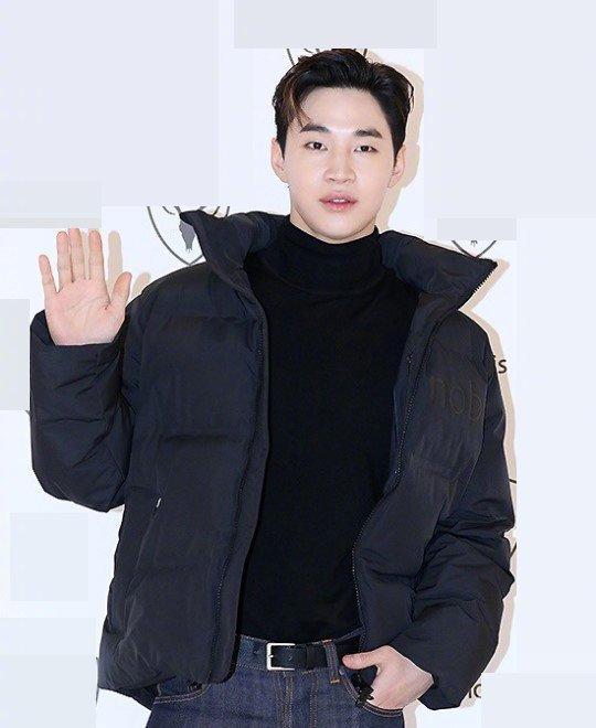 刘宪华这次任性过头了,穿黑棉袄配牛仔裤短靴,双腿怎么这么短?