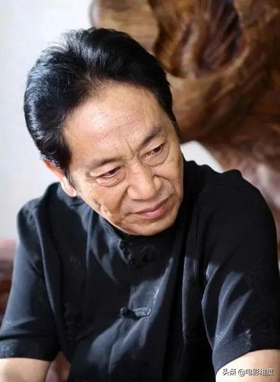 风流的王奎荣：与原配离婚，二婚娶小37岁娇妻，如今家庭很幸福