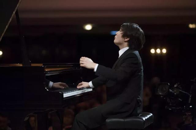 10岁学琴,21岁拿下“肖邦”金奖,这个韩国“欧巴”凭什么?