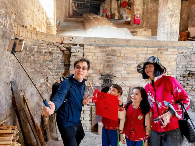 一天接待超万人次!外地游客涌入南风古灶感受地道岭南年味