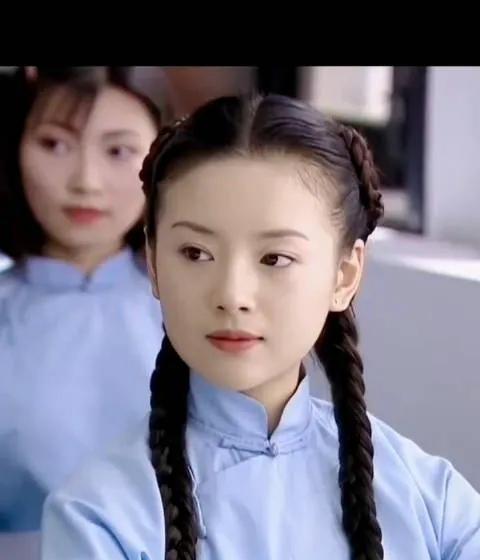 看董洁和刘亦菲20年前合照，难怪谢霆锋说“人淡如菊，天然纯粹”