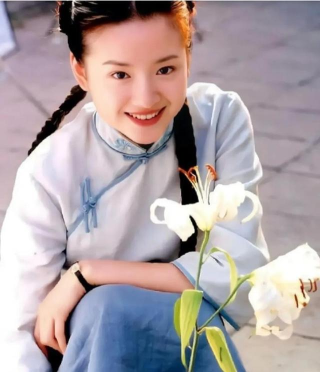 看董洁和刘亦菲20年前合照，难怪谢霆锋说“人淡如菊，天然纯粹”