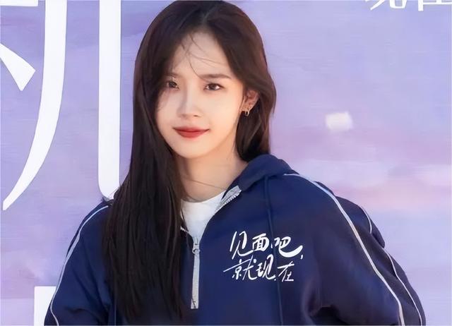 《无限超越班》中，何与已经和卢洋洋分手，这整的比恋综还修罗场