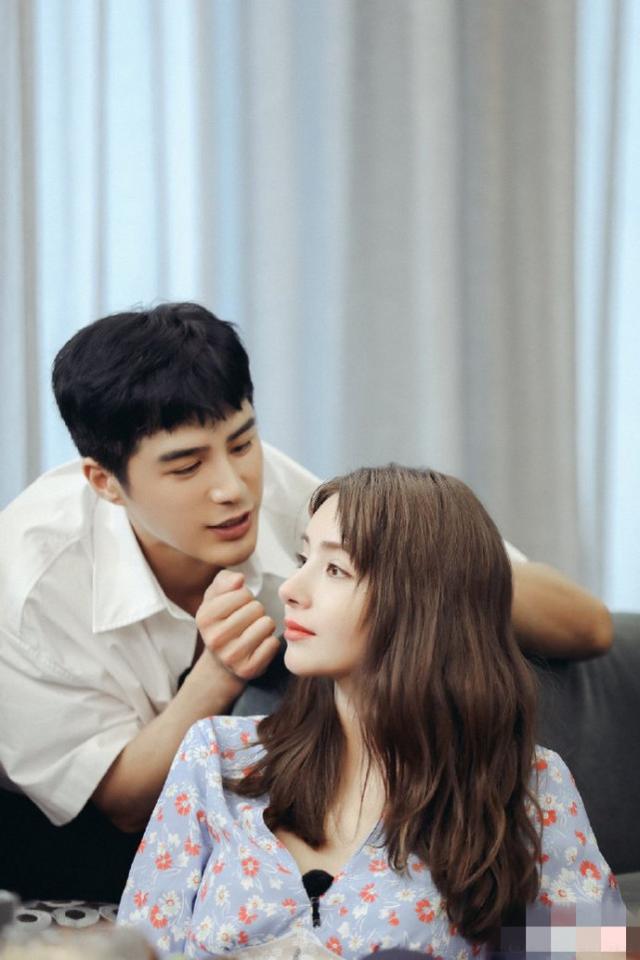 回忆杀!《新还珠》主演重聚,“小燕子紫薇含香”贴脸亲亲超有爱