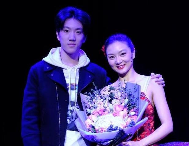 张艺谋娶陈婷很有眼光，儿子拿奖女儿出书，一家五口同框很幸福