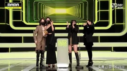 韩国MAMA爆歧视争议！演员室内享受甜点爱豆却只能停车场挨冻