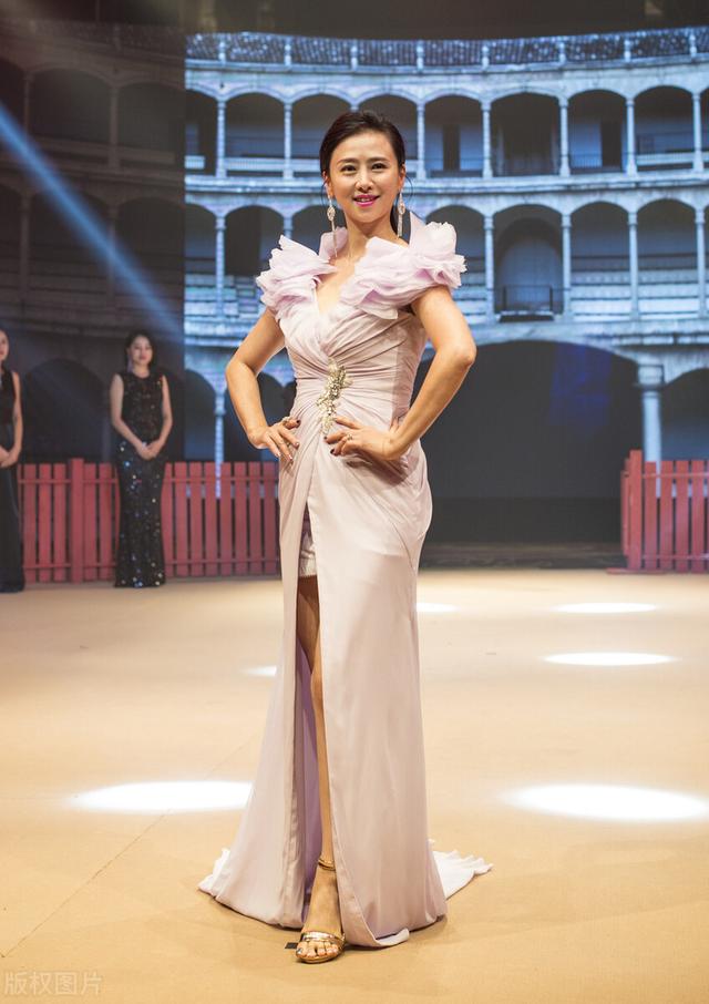 亚洲小姐翁虹25岁一脱成名