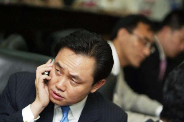 从105亿不够花，到10万合同亲自看，黄光裕救得了国美吗？