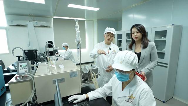 人民网直播揭秘正宗辣条,新一代川菜掌门人肖见明参与研发