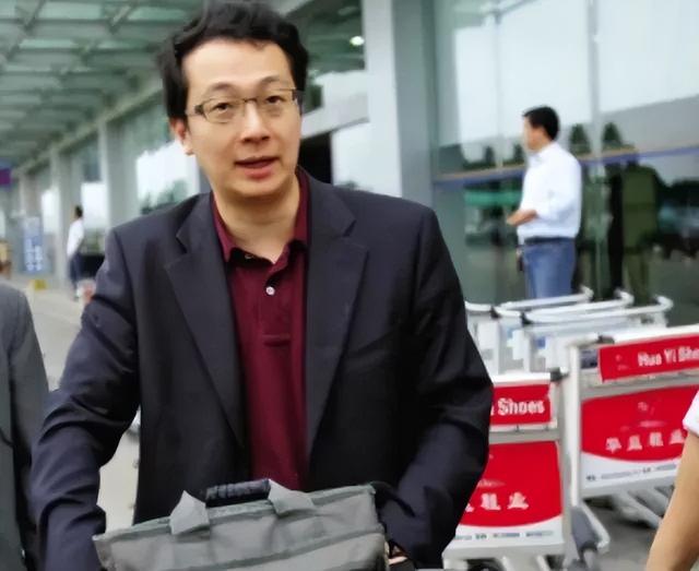 吴小莉三拒求婚终嫁大 25 岁丈夫,失散穷哥哥如今境况如何?