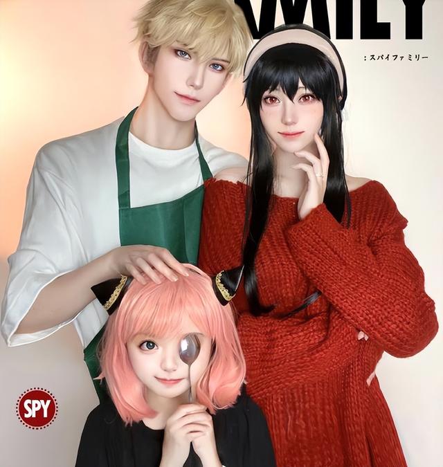 《间谍过家家》帅哥、美女COS一家三口,约尔黑色制服,性感极了