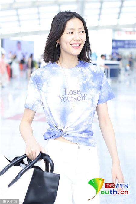 刘雯见镜头撩发比v俏皮又飒气 笑容爽朗显气质