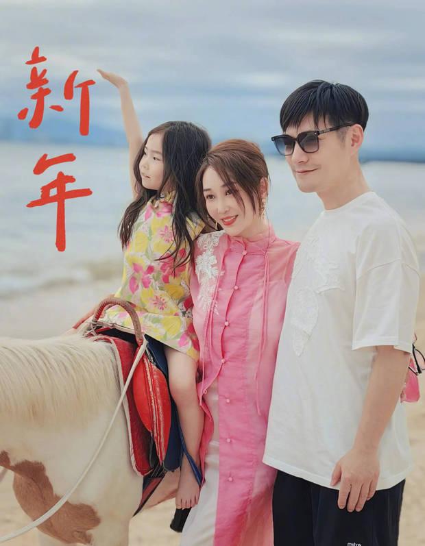 严屹宽老婆杜若溪帮女儿养鸡！小鸡生病还给挂了急诊