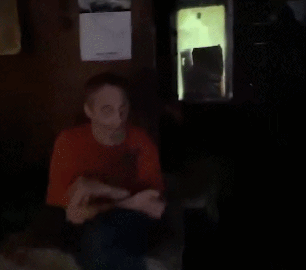 美国家族乱伦三代：近亲结合导致后代残障，无法说话只能犬吠