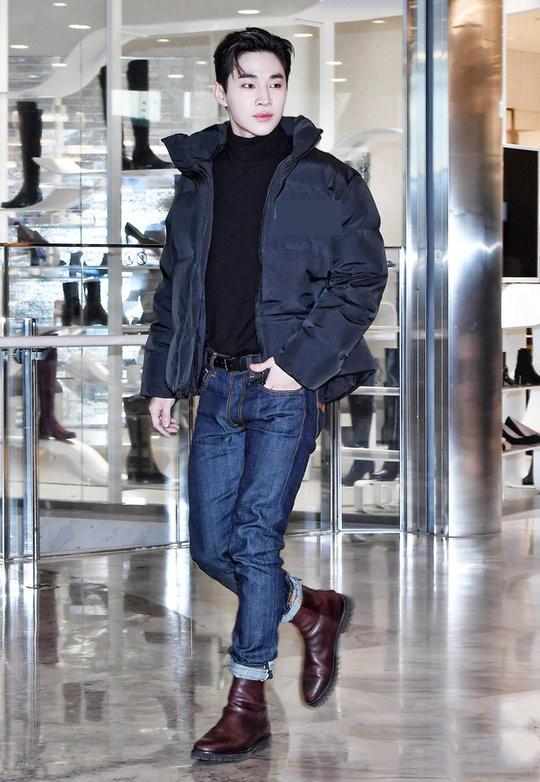 刘宪华这次任性过头了,穿黑棉袄配牛仔裤短靴,双腿怎么这么短?