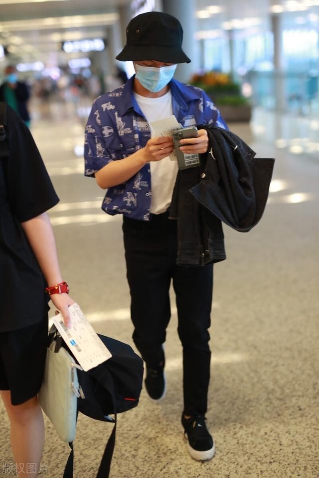 周深穿搭时髦现身,161的身高不影响才华,喜欢他的声音好多年