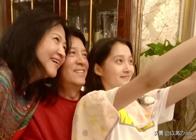 万万没想到,原来关晓彤的父母是这对夫妻!难怪她能红遍大江南北